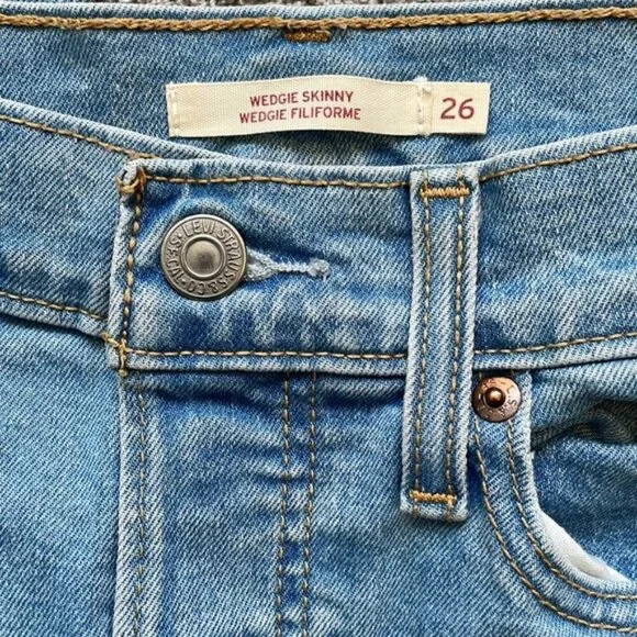 EC Levi's Wedgie Shinny Jeans - Light Wash - Size 26